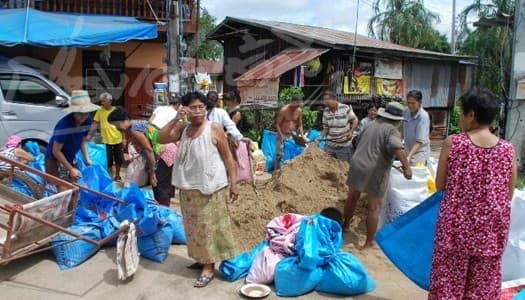 พิษณุโลก – แม่น้ำวังทองจ่อล้นตลิ่ง ชาวบ้านย้ายของวุ่น