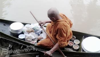 อยุธยา-พิษน้ำท่วม! พระสงฆ์พายเรือออกบิณฑบาต 