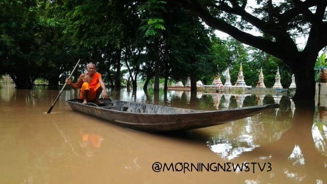 พิษณุโลก - น้ำยังเอ่อล้นทาวมหลายพื้นที่ พระภิกษุต้องพายเรือบิณฑบาต