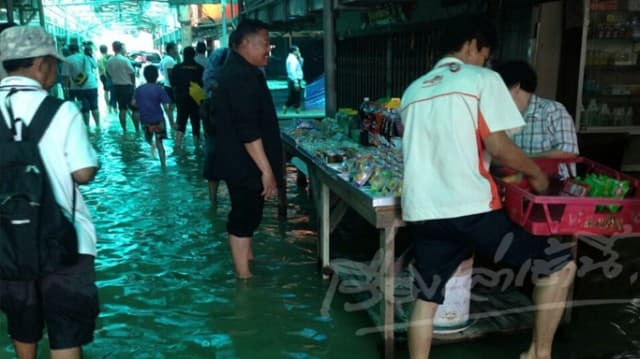 เกาะเกร็ดอ่วม น้ำเจ้าพระยาเอ่อท่วมหลังฝนตกหนักหลายวัน