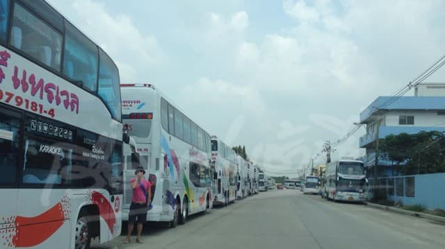 แฟนข่าวร้อง ถนนในซ.มัยลาภ วิ่งได้2เลน เหตุรถทัวร์จอดเต็มซอย