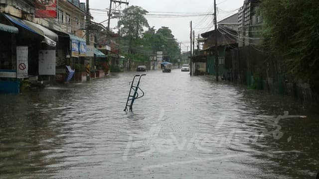 ฝนถล่มตัวเมืองพิษณุโลก ส่งผลน้ำท่วมขังหลายจุด