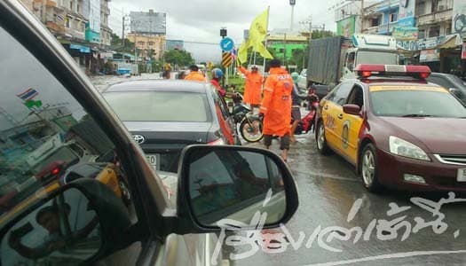 หัวหินอ่วม ฝนถล่มน้ำท่วมสูง จราจรติดหนัก