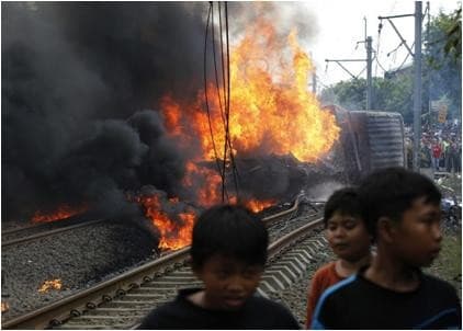 รถไฟชนรถน้ำมันที่อินโดนิเซีย พุ่ง 10 ศพ