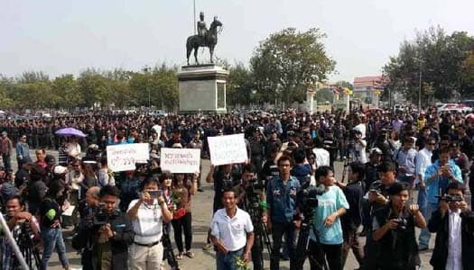 ตร.รวมตัวลานพระรูป แสดงพลังปกป้องศักดิ๋ศรี  