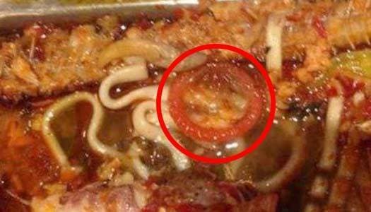 สยอง! สาวจีนแทบอ้วก เจอถุงยางในเมนูจานเด็ด ก่อนผจก.ร้านเคี้ยวทำลายหลักฐาน