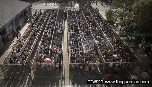 สุดอึด! อาตี๋อาหมวยนับหมื่นต่อแถวขึ้นรถไฟใต้ดิน หลังทางการจีนหวั่นก่อการร้าย