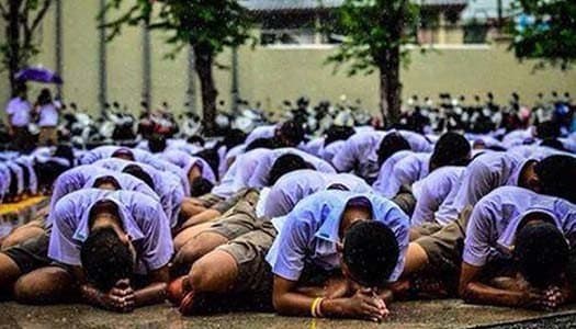 ดราม่า! ชาวเน็ตสับเละ ภาพนร.ไหว้ครูกลางสายฝน ฟากเด็กแจงเต็มใจทำ