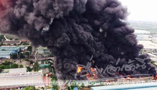 ยังไม่ดับ! ไฟไหม้โกดังสินค้านิคมฯบางปู วอดหนัก ดับเพลิงเร่งฉีดน้ำสกัด