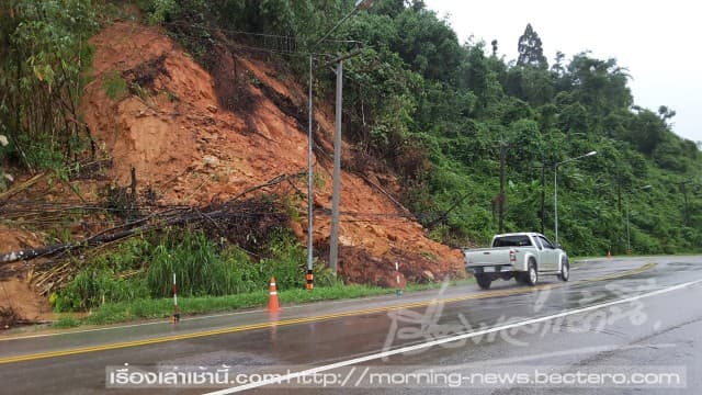 พบดินสไลด์หลายจุดบน ถ.เพชรเกษม จ.ระนอง หลังฝนตกหนักต่อเนื่อง 