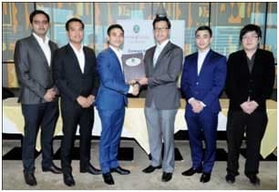 “2 หนุ่ม แห่ง 2 ธุรกิจยักษ์ใหญ่การท่องเที่ยว เซ็นต์สัญญาร่วมกัน กับการบริหารตลาดท่องเที่ยวออนไลน์”