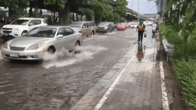 ชาวกรุงเดือดร้อนเผชิญน้ำท่วมขังรอระบายหลายพื้นที่ หลังฝนตกหนัก