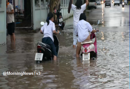 ฝนถล่มอีสาน เขตเทศบาลหลายจุดระบายไม่ทันเกิดน้ำท่วมฉับพลันสูง 40-50 ซม.