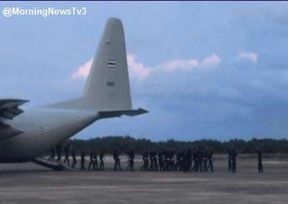 นำร่างนายทหารทั้ง 3 นาย ถึง บน.6 ดอนเมือง ตี 1 ผบ.ทอ.พร้อมทหารกองทหารเกียรติยศต้อนรับ พร้อมเร่งหาสาเหตุ ฮ.ทหารตก