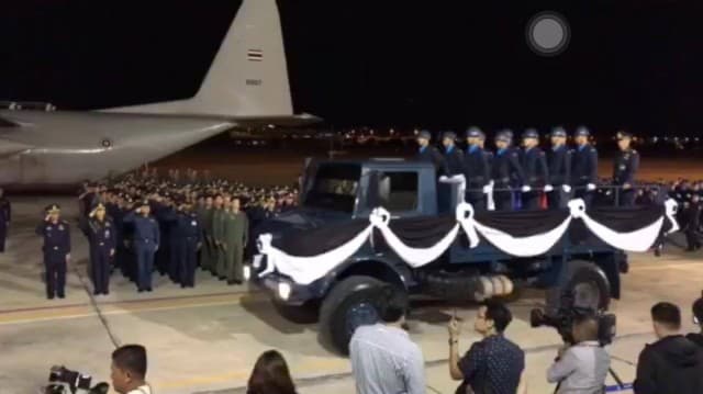 ผบ.ทอ. พร้อมทหารกองเกียรติยศ รับศพ 3 นักบินและช่างเครื่อง ฮ.ตก ถึงบน. 6 พร้อมปูนบำเหน็จพิเศษ 8 ขั้น