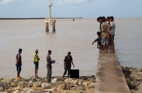 พบศพสาวทอมบอยลอยติดชายหาดชุมพร พบแผลถูกแทงกลางหลัง คาดอาจมาเที่ยวแล้วถูกทำร้ายและทิ้งร่างในทะเล