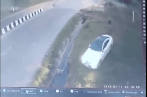 วงจรปิดจับภาพรถเบนซ์หลุดโค้งตกข้างถนนสนามบอลบุรีรัมย์  เจ้าของรถยังไม่ติดต่อมารับรถคืน