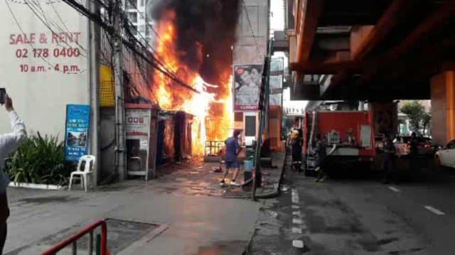 ไฟไหม้ร้านค้าติดบีทีเอสอ่อนนุช ล่าสุดควบคุมเพลิงได้แล้ว