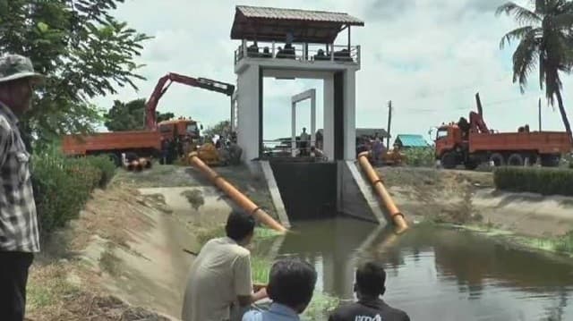 กรมชลฯ ติดตั้งเครื่องสูบน้ำผลักดันน้ำเค็มรุกคลองทวีวัฒนา ช่วยเหลือชาวบ้าน