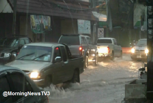 อิทธิพลพายุโซนร้อน 'มีรีแน' ทำฝนตกหนักน้ำท่วมถนนเขตเทศบาลบึงกาฬ สูง 30 ซม.