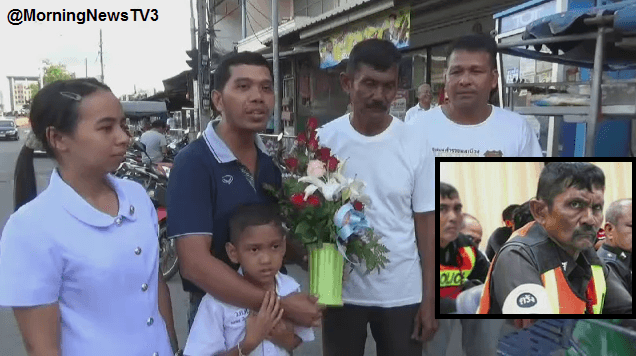 ชาวตรังมอบดอกไม้ให้กำลังใจตำรวจถูกโพสต์เหยียดหน้าโหด เผยทุกเย็นต้องกลับมาช่วยภรรยาขายโรตี