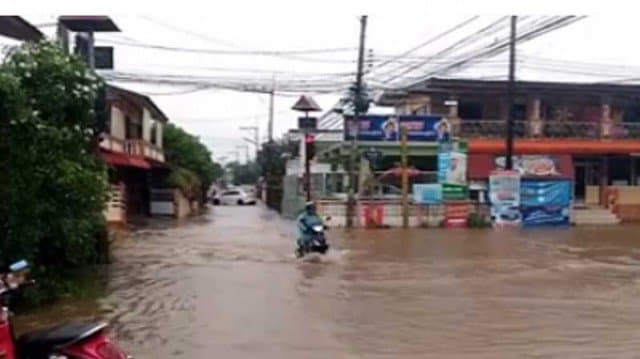 ผู้ว่าฯน่านสั่งโรงเรียนหยุดการเรียนการสอน หลังฝนตกหนัก น้ำเริ่มไหลเอ่อล้นเข้าท่วมพื้นที่