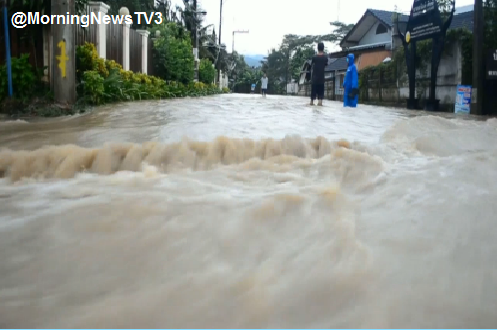 ฝนถล่มเชียงรายหนัก 2 ชม. เกิดน้ำป่าไหลหลากหลายจุด ระดับน้ำสูง 30-70 ซม. ท่วมบ้าน 150 หลัง