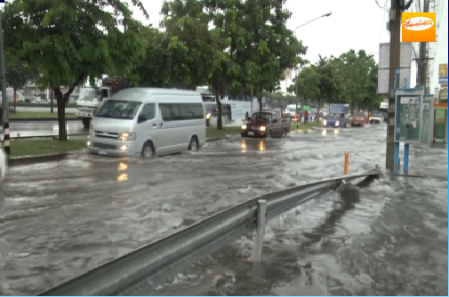 น้ำท่วมถนนมิตรภาพกลางเมือง สาเหตุฝนตกหนักท่อระบายน้ำไม่ทัน