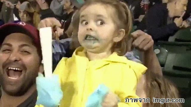 ตื่นเต้นจนน้ำลายย้อน! ชมปฏิกิริยาเด็กน้อยขณะลิ้มรสขนมสายไหมครั้งแรก