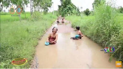 ทหารรุดตรวจสอบกรณีคุณยายพากันเล่นน้ำประชดถนนพัง เผยเตรียมซ่อมหลังหน้าฝน