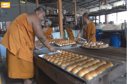 พระวัดใน จ.พิษณุโลก ผลิตขนมปัง 'รสพระทำ' หารายได้สร้างศาลาและเมรุ