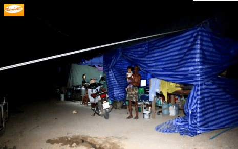 ชาวนครสวรรค์ขนครอบครัวอาศัยเต็นท์เป็นที่หลับนอนเป็นคืนที่ 10 หลังน้ำท่วมสูงกว่า 1.5 ม.