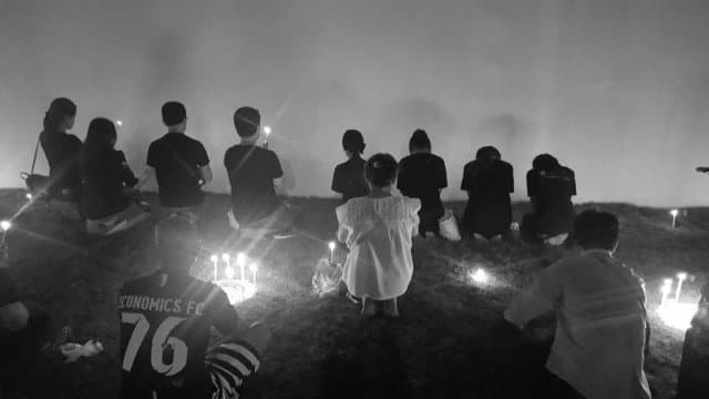 ประมวลภาพ พสกนิกรร่ำไห้ ร่วมจุดเทียนถวายความอาลัยพระบาทสมเด็จพระเจ้าอยู่หัวภูมิพลอดุลยเดช