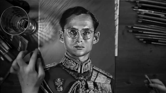 (คลิป) ประทับใจผู้คนทั่วโลก! ศิลปินเกาหลีโพสต์คลิปยาว 10 นาที วาดพระบรมสาทิสลักษณ์ในหลวง ร.๙ 