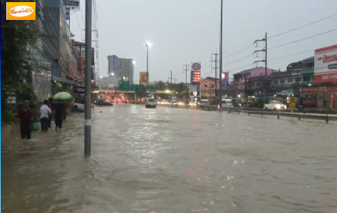 ฝนถล่มเมืองพัทยาทำน้ำท่วมขังสูง 30-50 ซม. รถติดยาวหลายกิโลเมตร 