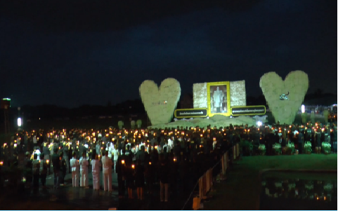 ประชาชนชาวนครปฐมร่วมจุดเทียนถวายอาลัยหน้าพระบรมฉายาลักษณ์ ที่ประดับด้วยดอกกล้วยไม้สีขาว กว่า 1.4 ล้านดอก