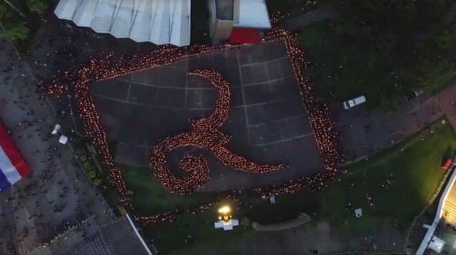 แฟนบอลไทย พร้อมใจแปรอักษรเลข ๙-ร้องเพลงสรรเสริญพระบารมี ถวายอาลัยในหลวง ร.๙ (มีคลิป)