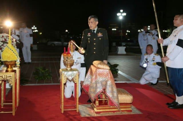 สมเด็จพระเจ้าอยู่หัวฯ เปิดอาคารศาลากลางจังหวัดกระบี่หลังใหม่ พสกนิกรรับเสด็จอย่างเนืองแน่น