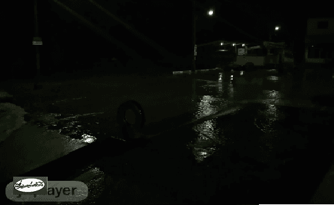 น้ำทะเลหนุนคลื่นสูงกว่า 2 เมตรกัดเซาะเสาไฟฟ้า สายเคเบิ้ลแรงสูงหักโค่นลงทะเล ไฟฟ้าดับทั้งเกาะ จ.พังงา