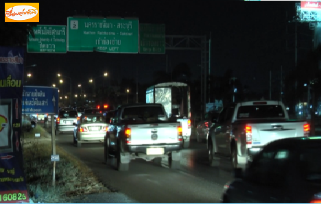 ถนนมิตรภาพติดขัดอย่างหนัก ปั้มน้ำมันมีรถยนต์จอดแวะพักรถแน่น