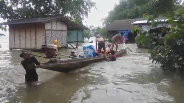 เร่งอพยพชาวบ้านและสิ่งของรอบทะเลสาบสงขลา หลังน้ำทะเลหนุน