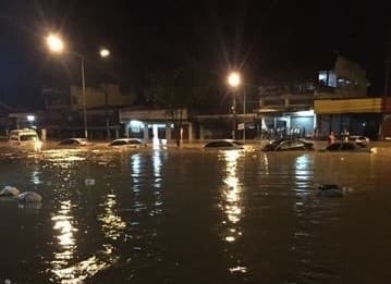 บางสะพานอ่วมน้ำสูง 1.5 ม. รถเก๋งจมถึงหลังคา ชาวบ้านต้องขึ้นไปอาศัยชั้น 2 หลังฝนตกต่อเนื่อง