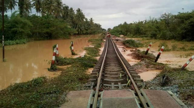 น้ำท่วมทางรถไฟสถานีบางสะพานใหญ่-ชะม่วง มีการเปลี่ยนแปลงการเดินขบวนรถหลายเส้นทาง