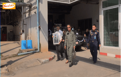 พ่อสวมเครื่องแบบนักบิน-ญาติ เดินทางรับศพ น.ต.ดิลกฤทธิ์ จาก รพ. หลังเสียชีวิตเหตุ 'กริพเพน' ตก 