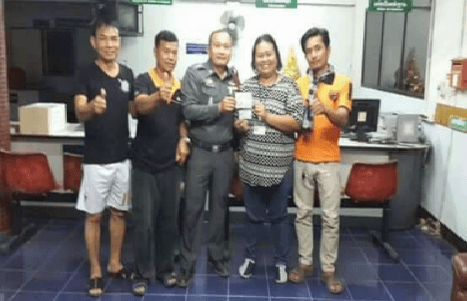 หญิงชาว จ.ขอนแก่น ถูกรางวัลที่ 1 รับ 6 ล้าน เผยสามีฝันขับรถคว่ำป้ายทะเบียน 157 จึงรีบหาซื้อ