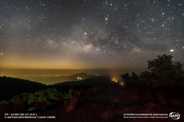 สดร. เผยภาพแรก “ใจกลางทางช้างเผือกเหนือฟ้าอินทนนท์” ประเดิมฤดูกาลล่าทางช้างเผือก