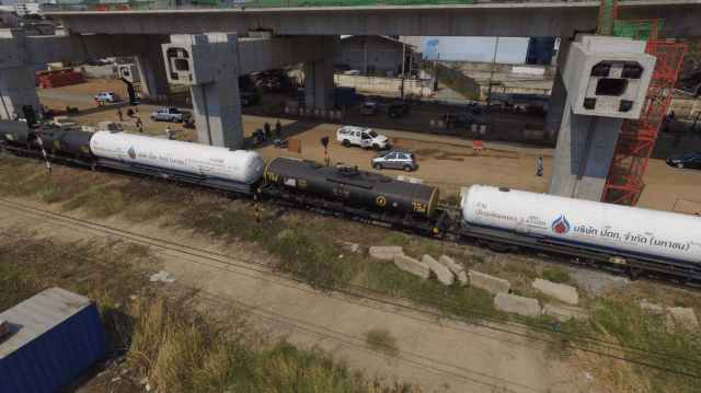 รถไฟขนวัตถุไวไฟตกรางขวางการจราจร หน้าวัดเสมียนนารี ล่าสุดคลี่คลายแล้ว