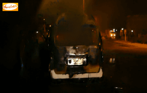 ชายวัย 49 ขับรถตู้ผิดสังเกตรีบจอดริมถนนไฟเกิดไหม้เสียหายทั้งคัน