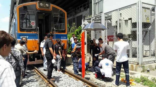 รถไฟเฉี่ยวชนคนบาดเจ็บ ย่านรามคำแหง เจ้าหน้าที่เผย คนเจ็บข้ามไม้กั้น-ไม่ฟังคำเตือน 