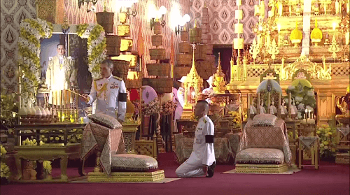 สมเด็จพระเจ้าอยู่หัว เสด็จพระราชดำเนินไปในการพระพิธีธรรมสวดพระอภิธรรมพระบรมศพ 